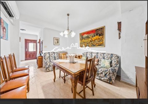 Beautiful house for sale in the old town of the tourist town of Altea.~~It has 2 floors, with 3 double bedrooms, 1 bathroom, 1 toilet, equipped kitchen, bright living room and a terrace where you can sunbathe and enjoy the outdoors and its wonderful ...