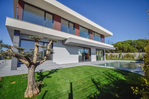 Detached house in Cascais, affordable and efficient, in a very quiet area and very close to the A5. An ideal choice for families looking for a modern, efficient home with spaces designed for each moment. With an A energy certificate, windows with UV ...