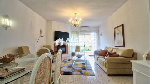 Cette charmante villa en duplex est située dans un quartier résidentiel calme, mais à quelques minutes de toutes les commodités que Vilamoura a à offrir. Le salon spacieux, équipé d'une élégante cheminée, crée une atmosphère accueillante et invite à ...