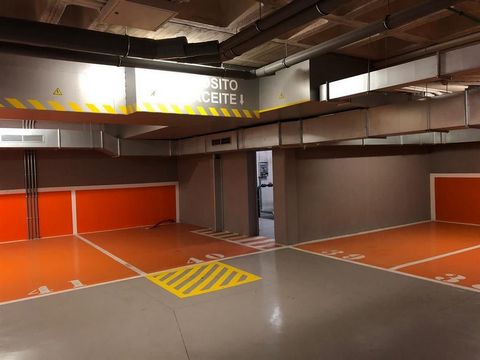 Gebouw met een algemeen correcte staat van onderhoud aan de buitenkant en zonder pathologieën. De kelderverdieping heeft 48 garages met gemiddelde kwaliteiten en behoud. Op de begane grond bevinden zich 3 onafgewerkte bedrijfsruimten met originele kw...