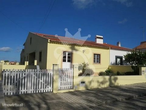 Excellente villa située dans un quartier périphérique très calme de la ville de Reguengos de Monsaraz, avec un accès facile à toutes sortes de commerces et de services essentiels. La propriété se compose de 3 étages : Au rez-de-chaussée, il y a un ha...