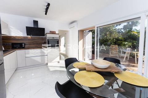 In a quiet dead-end street full of greenery, this beautiful, sunny and split-level half of the house, which consists of only two apartments, is located 250 m from the sea. The ground floor has a total area of 140 m2, of which 90 m2 is living space an...