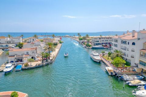 This fully renovated house, located on the canals of Empuriabrava, offers the perfect combination of luxury, comfort, and unparalleled views, just 300 meters from the canal exit. The main attraction of this property is its impressive 11 x 4 meter moo...