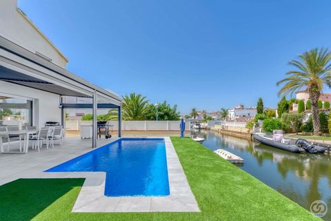 Magnificent detached villa with 14 meter mooring, ideally located on the canal, close to the sea exit and the city center of the Marina of Empuriabrava. With a total area of 190 square meters and a plot of 438 square meters, this villa is perfect for...