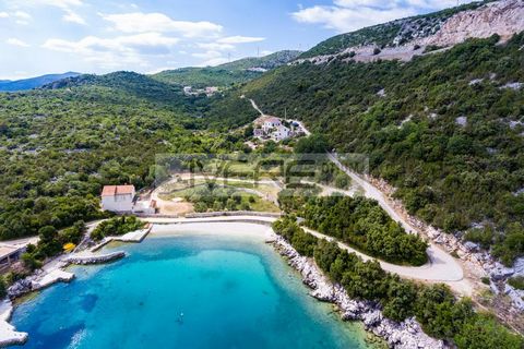 Egenskap Beskrivning: Beläget i en pittoresk liten vik mellan Dubrovnik och Ston, som bara ett fåtal människor känner till, erbjuder denna imponerande villa den perfekta kombinationen av elegans, komfort och avskildhet. Omgiven av orörd natur och med...