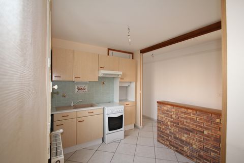 DECIZE, au 1er niveau d'une résidence sécurisée, appartement type F3 excellent état, comprenant entrée, cuisine ouverte aménagée, séjour-salle à manger, 2 chambres, salle d'eau, WC, buanderie. Cave, garage, jardinet. Parking facile. Chauffage gaz de ...