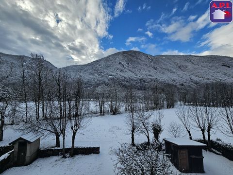 FORTE POTENZIALE PER QUESTO COMPLETO IMMOBILIARE Complesso immobiliare situato a Savignac Les Ormeaux composto da due edifici. Il primo fabbricato è una villetta a schiera libera su due lati, da ristrutturare completamente, disposta su quattro livell...