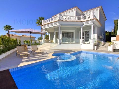 House on a plot of 630.00 m2, total construction area of 524.70 m2, dependent area of 323.15 m2 and private construction area of 203.55 m2. House with two floors above ground and one floor below ground, located between Almancil and Vale do Lobo, offe...