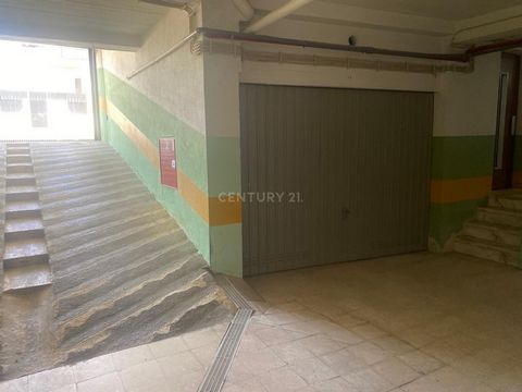 Acceptez notre invitation et venez découvrir cette opportunité de marché. Situé au numéro 38 de l'Av. 1 Maio à Costa de Caparica, en front de mer et dans un parking public payant toute l'année. Ce Box a 38m2, un espace pour deux véhicules, et dispose...