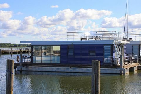 Drijvend vakantiehuis met dat bijzondere: het moderne drijvende huis ligt stevig verankerd in de kleine stadshaven van Ribnitz-Damgarten. Geniet van 360 graden uitzicht over het water en de haven terwijl u ontbijt op het terras. Het dakterras nodigt ...