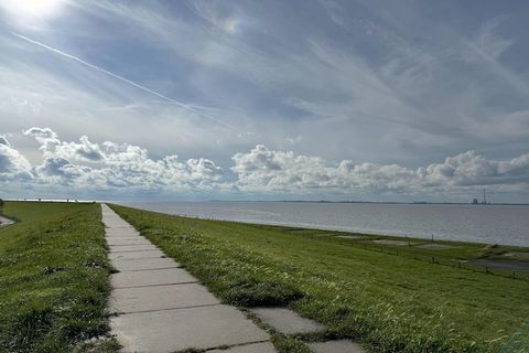 Vrijstaande vakantiebungalow in charmante vakwerkstijl, ca. 65 vierkante meter, ideaal voor maximaal 4 personen. De bungalow beschikt over een gezellige woonkamer met open keuken en eethoek, een badkamer met douche en toilet en twee slaapkamers: één ...