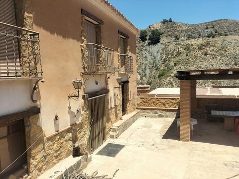 Deze molen en rustiek huis is gelegen in Rio Izbor, in de stad Izbor, Granada. Het is een rustiek huis, gebouwd in 1925, dat 530 m2 heeft waarvan 520 m2 nuttig is en heeft 5 slaapkamers en 1 badkamer. Het was een oude oliemolen, die werd gemalen door...