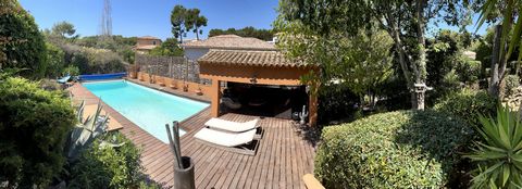 Proximité des plages et des axes routiers. Découvrez une villa au goût du jour - dotée d'un espace piscine et cuisine d'été comme on les aime et aussi à l'abris des regards. Cette maison climatisée des années 80 a été complètement refaite en passant ...