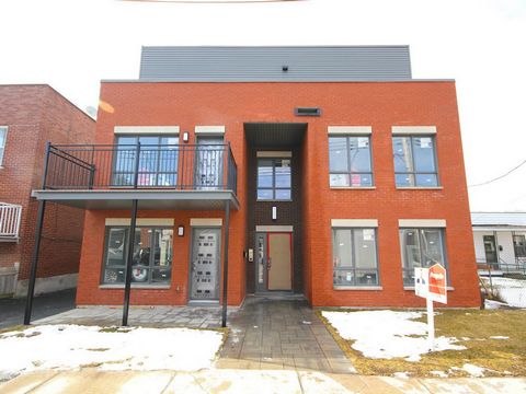 New triplex (2024) under GCR warranty, built with high-end materials, in the heart of Lachine. Each unit offers 3 bedrooms, 2 full bathrooms with heated floors (one ensuite to the master), a spacious walk-in with storage and recessed lighting, modern...