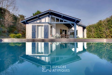 Nestled in a quiet cul-de-sac, this house of approximately 132 m2, built on a plot of 850 m2, seduces with its volumes and its high ceilings, giving the living room an atmosphere that is both elegant and warm, only 15 minutes from Biarritz and the be...