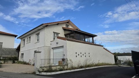 En exclusivité à Sorbiers dans un secteur calme et résidentiel, cette maison saura vous séduire par ses nombreuses possibilités dagencement et sa situation avec une vue dégagée. Cette villa traditionnelle, dispose à létage, dune cuisine indépendante ...