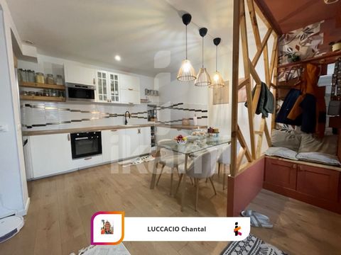 Come and discover this beautiful townhouse completely renovated with taste, which rises on three levels and offers modern services. Located in the heart of the city of Agde, close to the media library, the theater, schools. The property has a beautif...