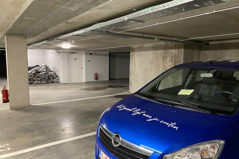 Dit moderne, nieuw gebouwde appartement biedt comfortabele accommodatie voor maximaal vier gasten met twee goed ingerichte slaapkamers. Beide slaapkamers zijn voorzien van 1,60 m tweepersoonsbedden en parketvloeren voor een gezellige, gastvrije sfeer...