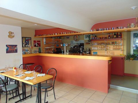 Local commercial 164m², restaurant/bar + appartement 3 chs, proximité Flers