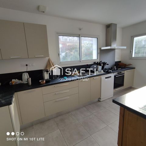 Maison dans le bourg de Divatte-sur- loire avec un atelier.