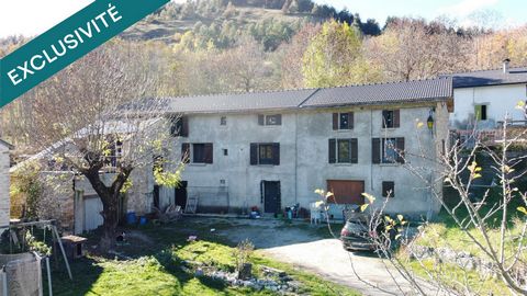 Corp de ferme rénové T8 d'environ 210 m² habitables et 100m² de sous-sol / garage, sur une parcelle de 1262m²