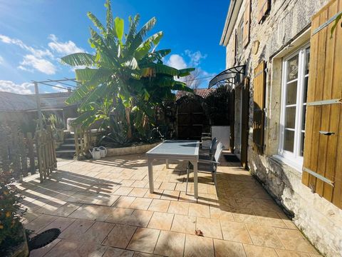 maison charentaise proche toutes commodités dans village