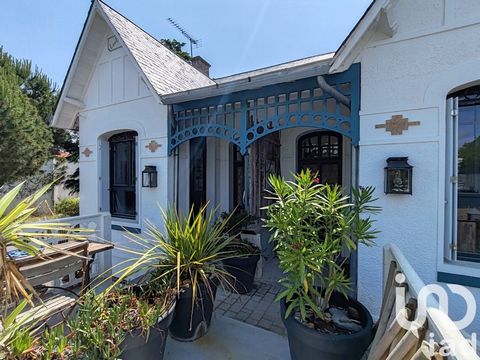 iad France - Elodie Couthouis vous propose: Située dans un quartier recherché, à seulement 300 mètres de l'Océan, cette superbe maison montoise de 1929 a été entièrement rénovée et décorée avec soin. Elle offre un cadre de vie exceptionnel, mêlant ch...