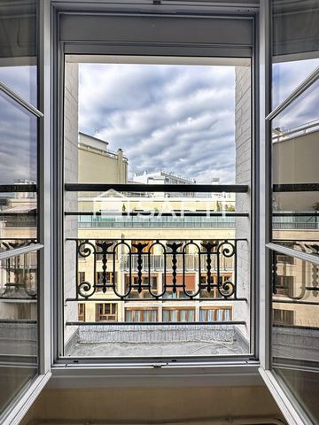 Deux-pièces lumineux avec combles aménagés.