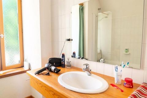 Au cœur du pittoresque plateau du Causse, entouré par les paysages époustouflants des Gorges du Tarn et du Parc national des Cévennes, ce charmant gîte offre une escapade sereine chargée d'histoire. Installé dans un ancien couvent magnifiquement réno...