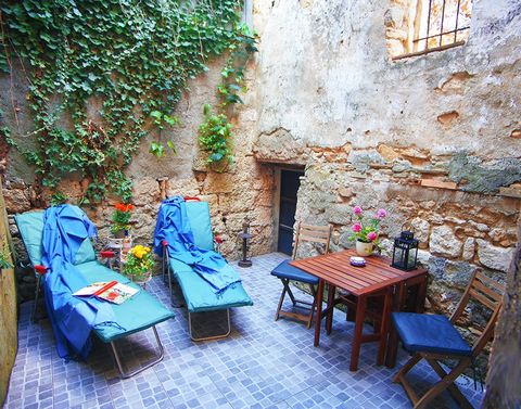 Charmante maison de village avec une petite terrasse.