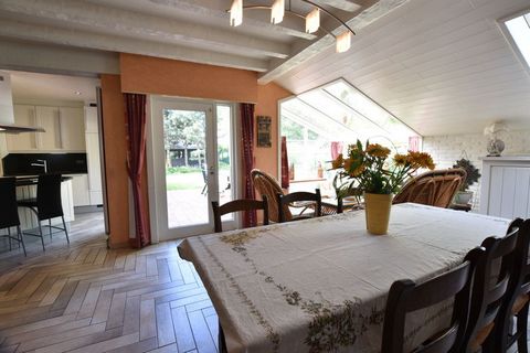 Dit rustige vakantiehuis in Bredene heeft 4 slaapkamers en is geschikt voor een gezin. De accommodatie ligt net buiten het centrum van Bredene en op korte afstand van het strand. Het heeft een gezellige woonkamer met een open keuken. Via de tuindeure...