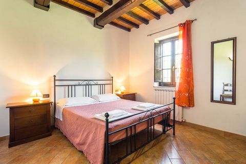 Ideal for families wishing to relax in a pleasant environment, this mansion with air conditioning is surrounded by farms, in the countryside of Perugia. It has 2 bedrooms ideal to host a group of up to 7 guests. It has a shared swimming pool, a sauna...