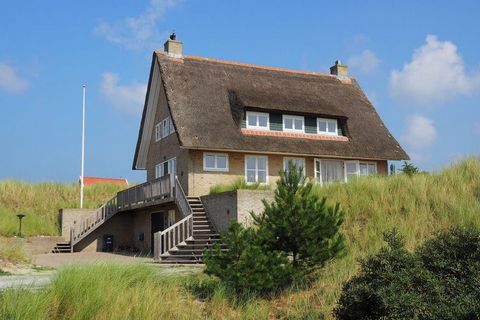 Profitez des vacances de rêve dans cette villa dans les dunes de Midsland aan Zee. Cette villa confortable dispose d'un toit de chaume et est entouré de dunes de sable et surplombe une vallée de dunes privée! Dans la Cette villa de vacances ultime di...