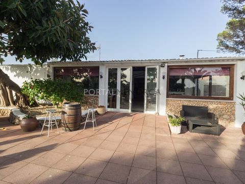 Bar-restaurante junto a la carretera Maó-Sant Lluís. Tiene una zona de párking, jardín y área de juegos para niños. Dispone de terraza exterior e interior. #ref:M9219