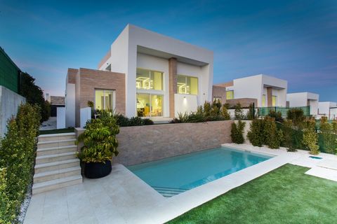 This newly built residential complex with independent plots, has a wide variety of housing types and is made up of 11 villas and 20 semi-detached houses. It is located in the La Finca urbanization, 10 minutes from the town of Algorfa, 15 minutes from...