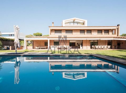 This property is one of the most exclusive in our catalogue. Elegance and comfort perfectly combined with a magnificent distribution and dreamy exteriors. This beautiful property is surrounded by a sunny private 1543sq m plot where we find the perfec...