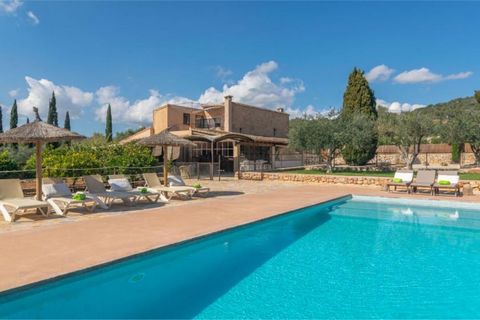 Welcome to this spectacular villa on the outskirts of Son Servera with a private pool, dream-like exteriors, and the beach only 7 km away. It sleeps 6+2 people. The exterior area of this villa is a paradise. The beautiful house is surrounded by idyll...
