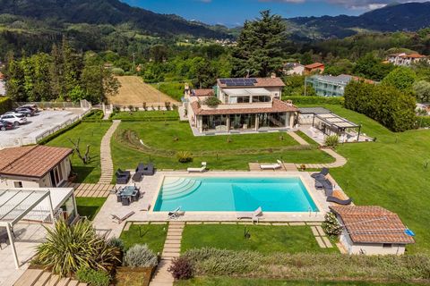 Luxuriöse und prestigeträchtige Villa von 500 m2, umgeben von einem gepflegten 5000 m2 großen Garten mit großem Swimmingpool zum Verkauf auf den Hügeln von Camaiore, in der Nähe der berühmten Versilia-Küste. Bei Ihrer Ankunft werden Sie sofort von de...