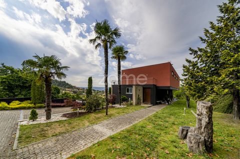 Identificação do imóvel: ZMPT558186 House T4 with swimming pool in Sta. Lucrecia, Braga! This 4 bedroom villa with swimming pool, is located on a plot of 10,000 m2 and is located in a very quiet area, with excellent sun exposure and just 10 minutes f...