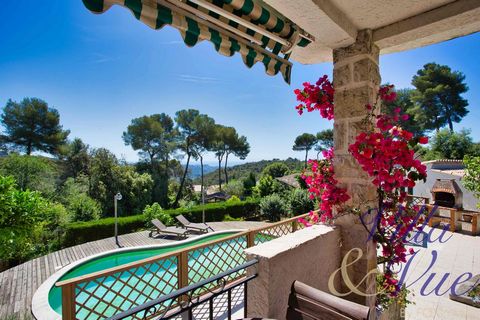 Typical niçoise house, full of charm, located in the most beautiful area of the village of St PAUL DE VENCE, currently divided into 2 apartments that can be easily connected, with an area of 140m2 on a plot of about 1200m2, very low maintenance, salt...