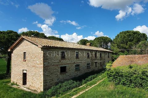 Amidst the rolling hills south of Perugia, in a lovely area a short distance from the hamlet of Pila (2 km), stands this interesting real estate complex in need of restoration. The property, with beautiful panoramic views over the countryside and the...