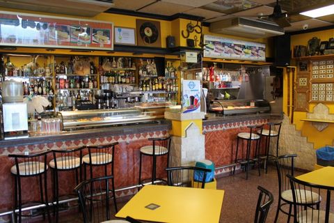 IN PRIJS VERLAAGD Te koop barcafetaria met restaurantvergunning in Playa Albufereta Alicante Deze bar heeft het hele jaar door een vaste klantenkring aangevuld met toeristen in het zomerseizoen Zeer dicht bij het strand van Albufereta supermarkt apot...