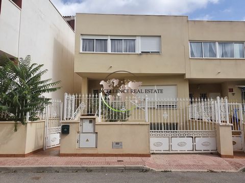 Provincie Alicante, Hondon De Los Frailes, bieden wij dit rijtjeshuis aan op 1 kant triplex met tuin en klein privé zwembad. Samengesteld op de begane grond van een toilet, woonkamer eetkamer, volledig uitgeruste en ingerichte keuken, een groot balko...
