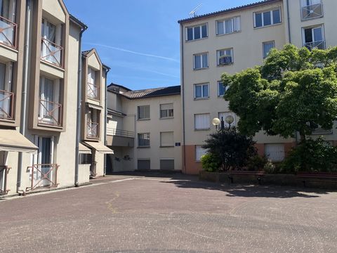 Au sein d'une résidence sénior, idéalement placée en plein coeur de Limoges, proche de toutes commodités, nous vous proposons à la vente cet appartement de type 2 de 41m2. En bon état général, cet appartement vous offrira une entrée avec placard de r...