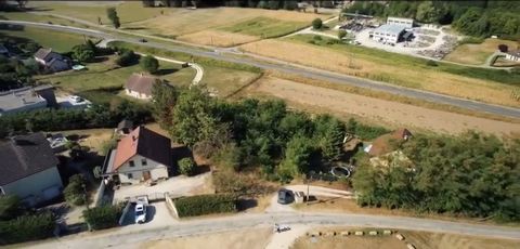 The agency EASY VENTE IMMO offers you this vast building plot, in the town of Saint-Béron (73520). Wooded, the land offers a total area of 1630m2 buildable, with little slope, allowing you to imagine a beautiful construction project in the heart of a...