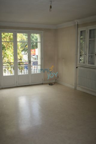 IMMOJOY François ... : Ideal investor: This investment building is located on the outskirts of the bastide town of Villefranche de Rouergue, adjacent to large car parks, close to shops and all amenities. The building needs a partial renovation (frame...