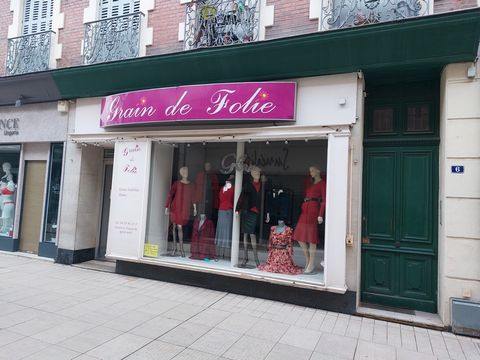 Vichy in the heart of town, business (all shops) with 2 beautiful windows on pedestrian passage very frequented. Great ceiling height. 45 m2 and 8 m2 of reserve. cellar and toilet in the courtyard. Reversible air conditioning. New electricity. Parque...