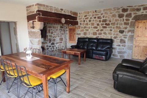Typical Ardèche farmhouse completely renovated of 100m², with a large garden, a covered terrace and a large courtyard with a dining area under a vault, you can fully enjoy the fresh air with your family. 25 km from Vallon Pont d'Arc and the Ardèche g...