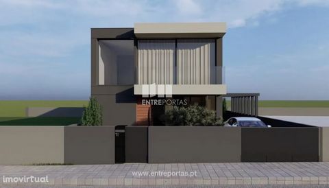 Sale of House V3 + 1 of 3 fronts, under construction. House with great sun exposure. It has three bedrooms, three bathrooms, office and two balconies. Located in Mindelo, a few meters from the beach. Opportunity to follow the house of your dreams. Re...