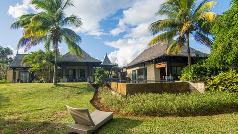 Reference : DIP735VSFSY Accessibility : Mauritians & foreigners Location: Bel Ombre, Mauritius Category: Resale Status : Ready to move in Type : Luxury villa Villa description : 3 ensuite bedrooms, living & dining room, equipped kitchen, kiosk, terra...
